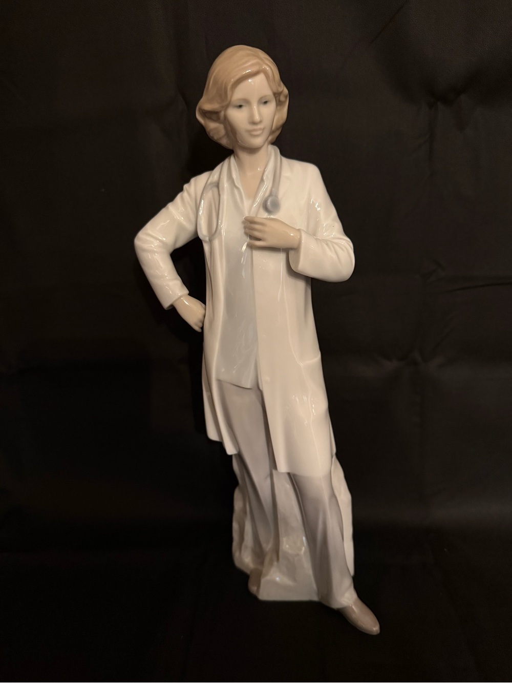 2005 Lladró "Female Doctor" Porcelain Figurine #8189 Glossy Finish Retired.